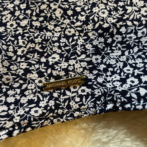 Women’s Michael kors blue and white flowered blouse. Size US M - Picture 3 of 7